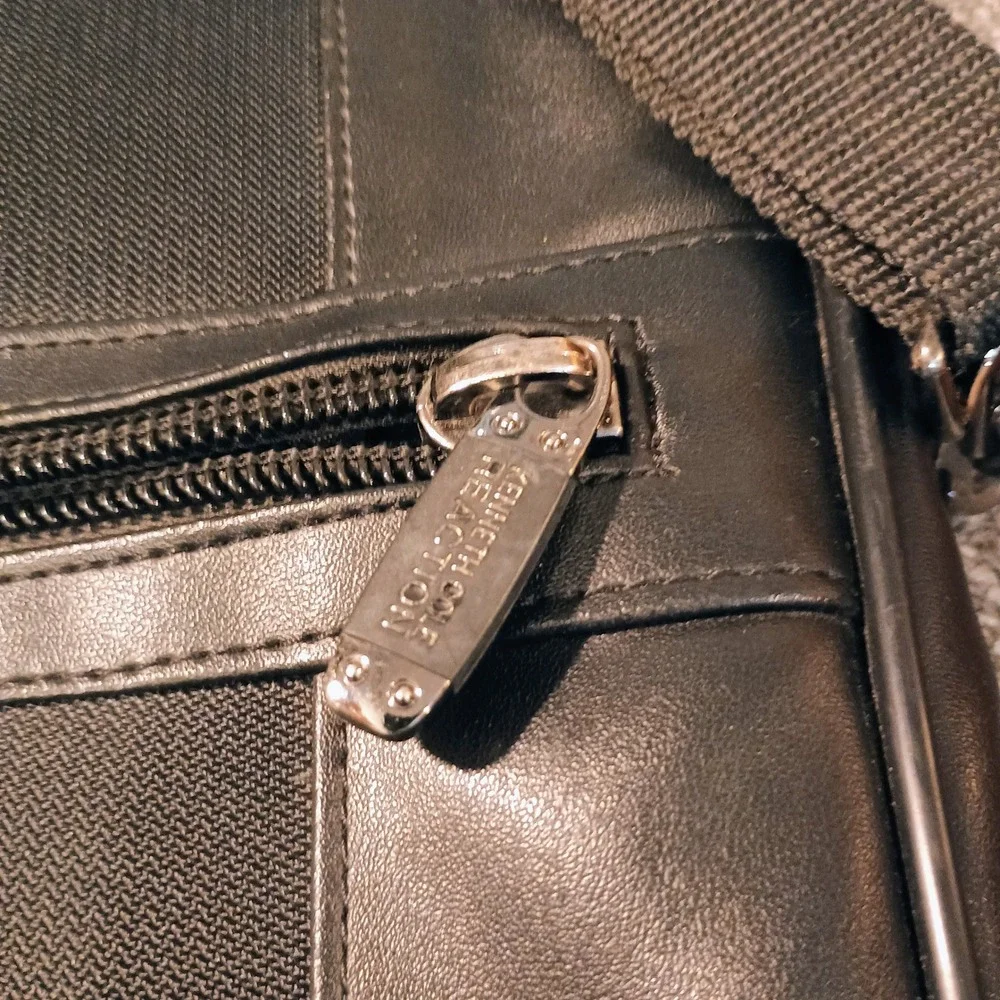 Kenneth Cole Reaction Black Laptop Messenger Bag R-Tech Briefcase Shoulder Strap
